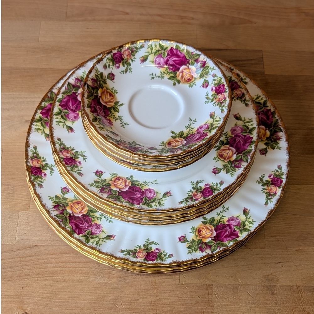 Royal Albert Old Country Roses 12pc Set Service for 4 Dinner Salad Saucer Plates